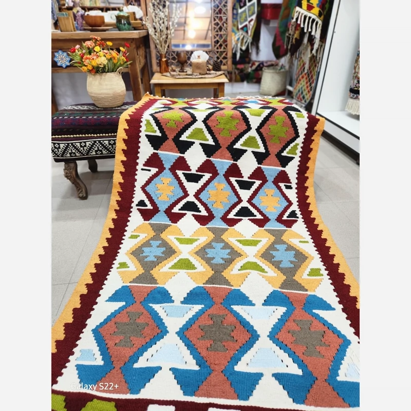 گلیم دستبافت پشم طبیعی اعلاء دورو طرح گلدونی سایز ۲ ۱ متر گالری کرشمه گالری صنایع دستی کرشمه