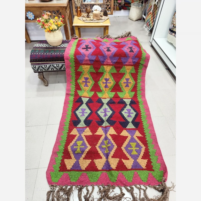 گلیم دستبافت پشم طبیعی اعلاء دورو زمینه لاکی سایز ۲ در ۱ متر گالری کرشمه گالری صنایع دستی کرشمه