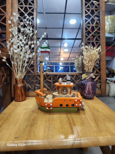 کشتی دستساز فانتزی نارنجی با جزئیات زیاد کار شده و با پرچم ایران