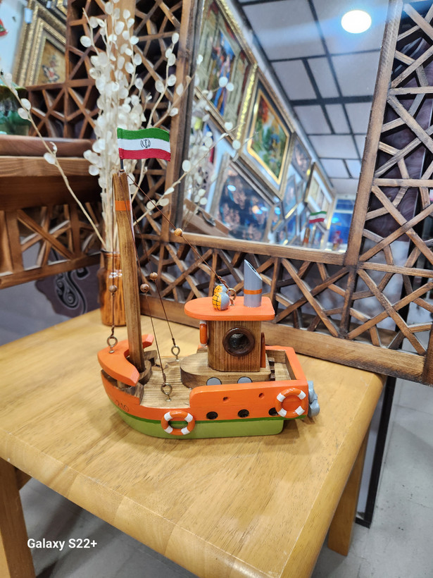 کشتی دستساز دکوری رنگ نارنجی با پرچم ایران ⛴️🇮🇷