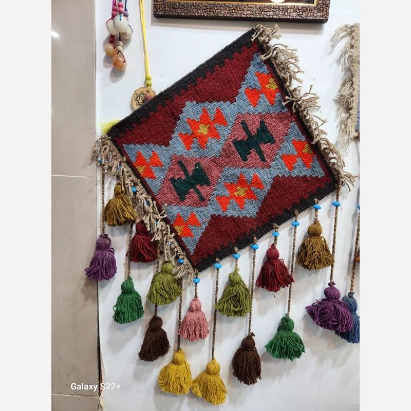 دیوارکوب دستبافت پشمی اعلا گلیمی لوزی منگوله دار سایز ۴۰ در ۴۰ گالری صنایع دستی کرشمه