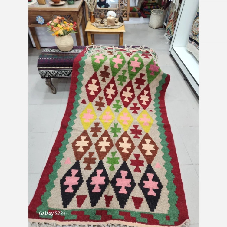 گلیم دستبافت دو رو با پشم طبیعی حاشیه زرشکی گلیم سنتی ۲۱ متر کرشمه گالری گالری صنایع دستی کرشمه