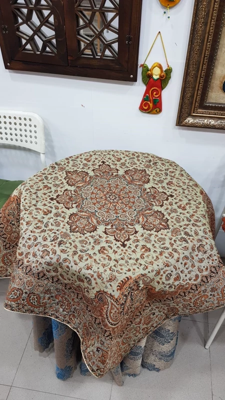 رومیزی ترمه سنتی رنگ کرم با حاشیه کرم تیره | سایز ۱ در ۱ متر | کرشمه گالری
