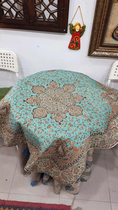 رومیزی ترمه سنتی رنگ آبی فیروزه ای حاشیه کرم | سایز ۱ متر در ۱ متر | کرشمه گالری