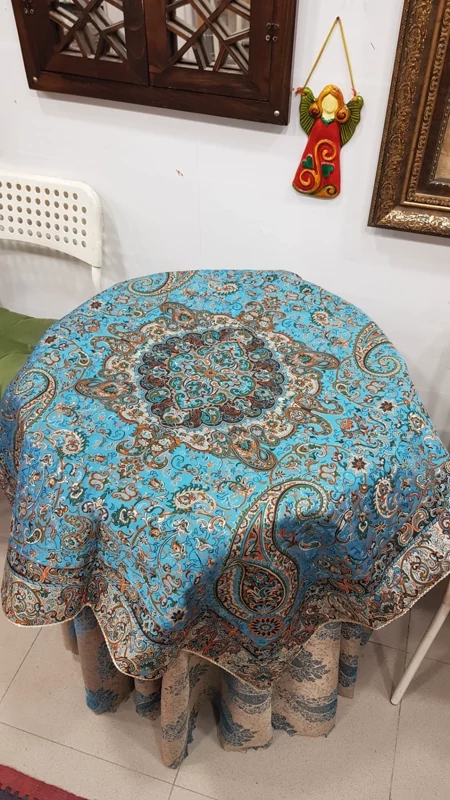 رومیزی سنتی ترمه رنگ آبی درباری با گلهای بته جقه درشت | سایز ۱ متر در ۱ متر | کرشمه گالری