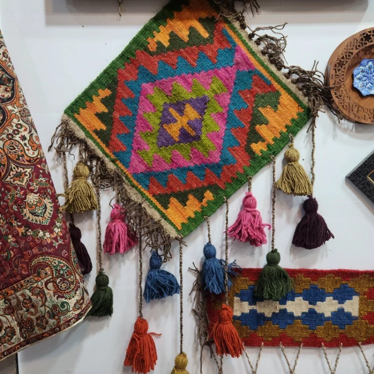 دیوارکوب آویز دستبافت گلیمی پشمی لوزی سایز ۴۰ در ۴۰ کرشمه گالری گالری صنایع دستی کرشمه