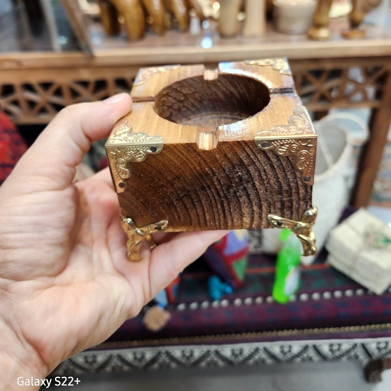 جا سیگاری دکوری چوبی با یراق آلات فلزی پایه دار گالری کرشمه گالری صنایع دستی کرشمه