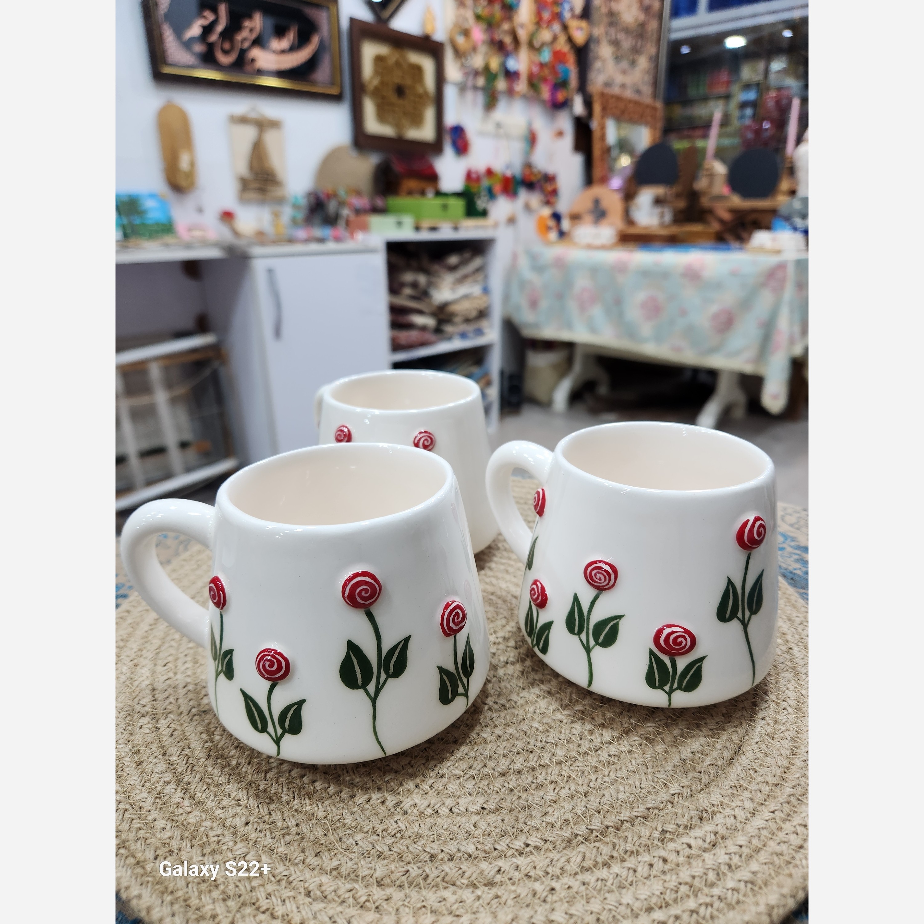 ماگ سرامیکی طرح گل آبنباتی ماگ سفید دستساز گالری صنایع دستی کرشمه