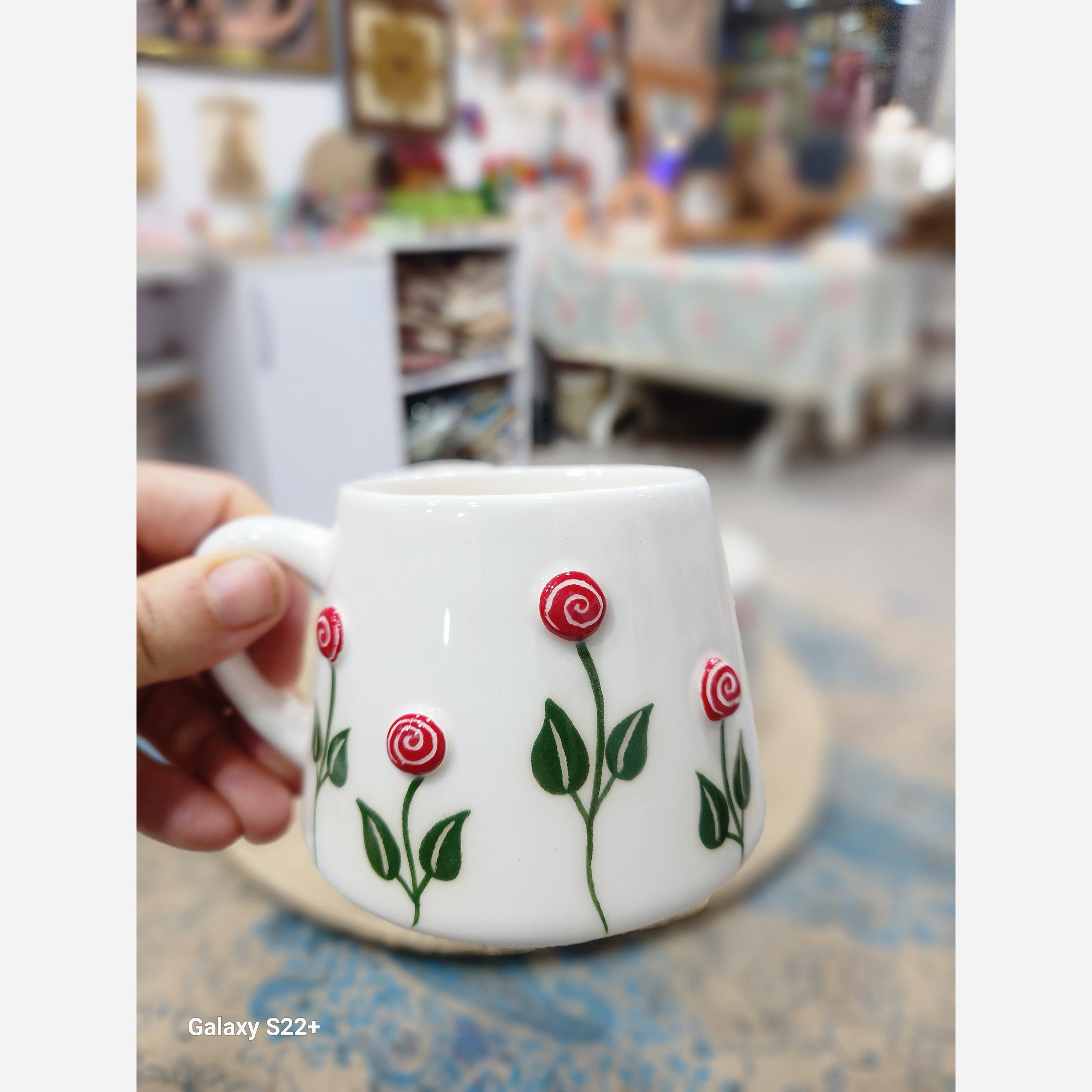 ماگ سرامیکی طرح گل آبنباتی ماگ سفید دستساز گالری صنایع دستی کرشمه
