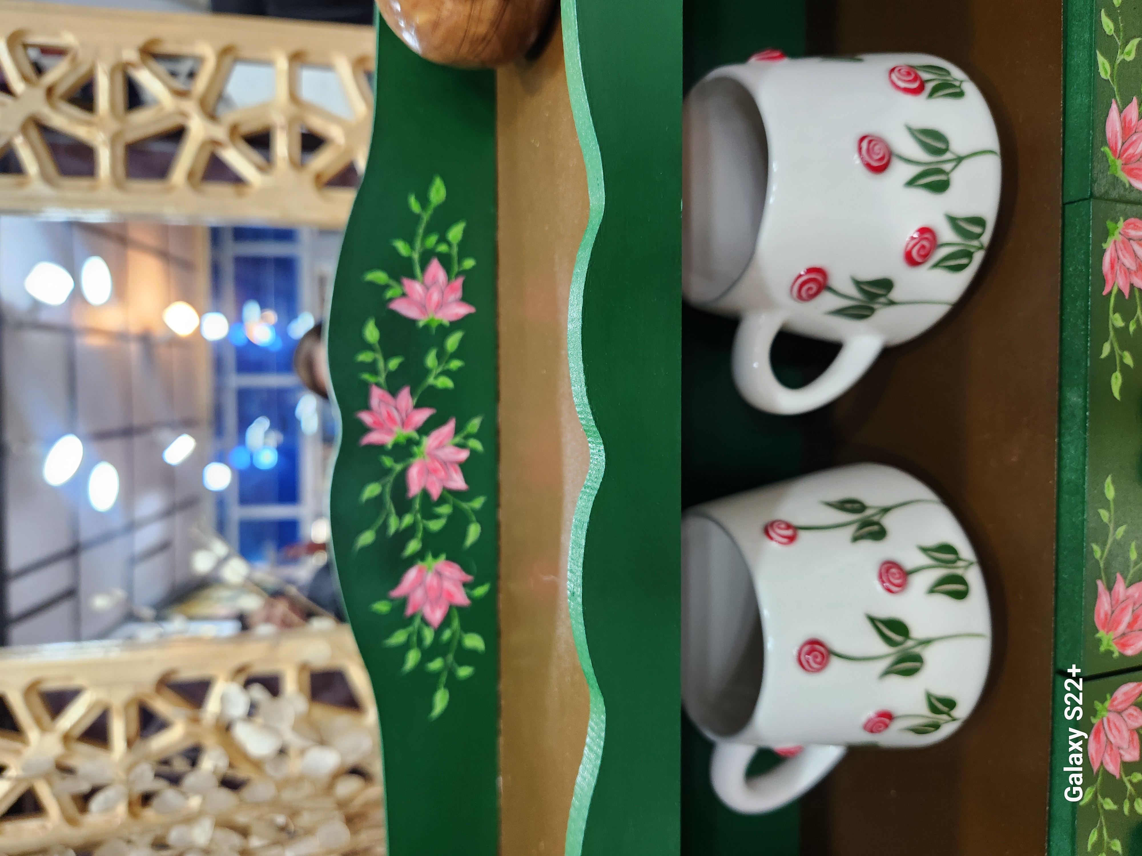 استند چوبی دو طبقه باکیفیت رنگ سبز طراحی گل و برگ دارای سه کشو مناسب آشپزخانه گالری صنایع دستی کرشمه