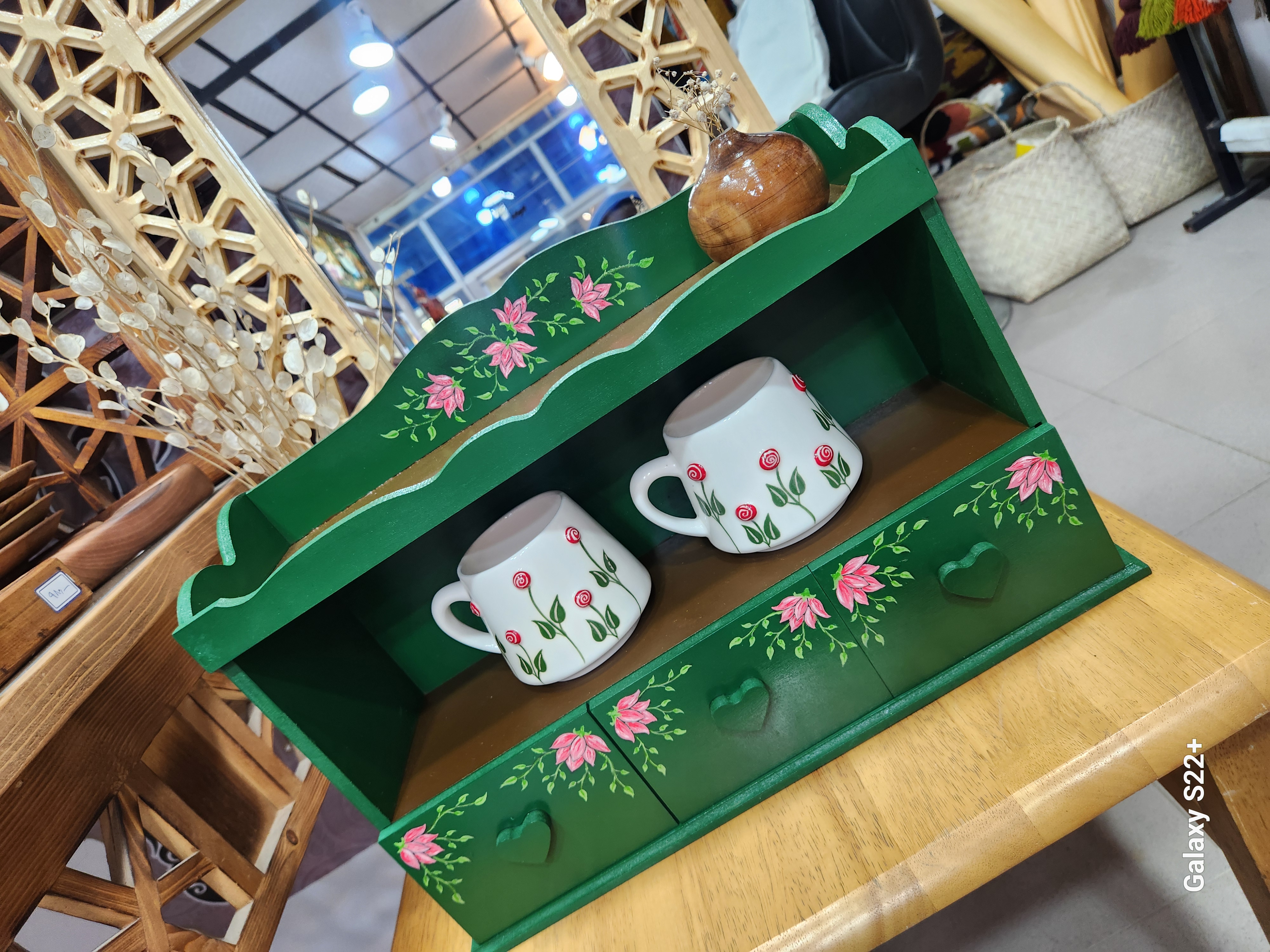 استند چوبی دو طبقه باکیفیت رنگ سبز طراحی گل و برگ دارای سه کشو مناسب آشپزخانه گالری صنایع دستی کرشمه