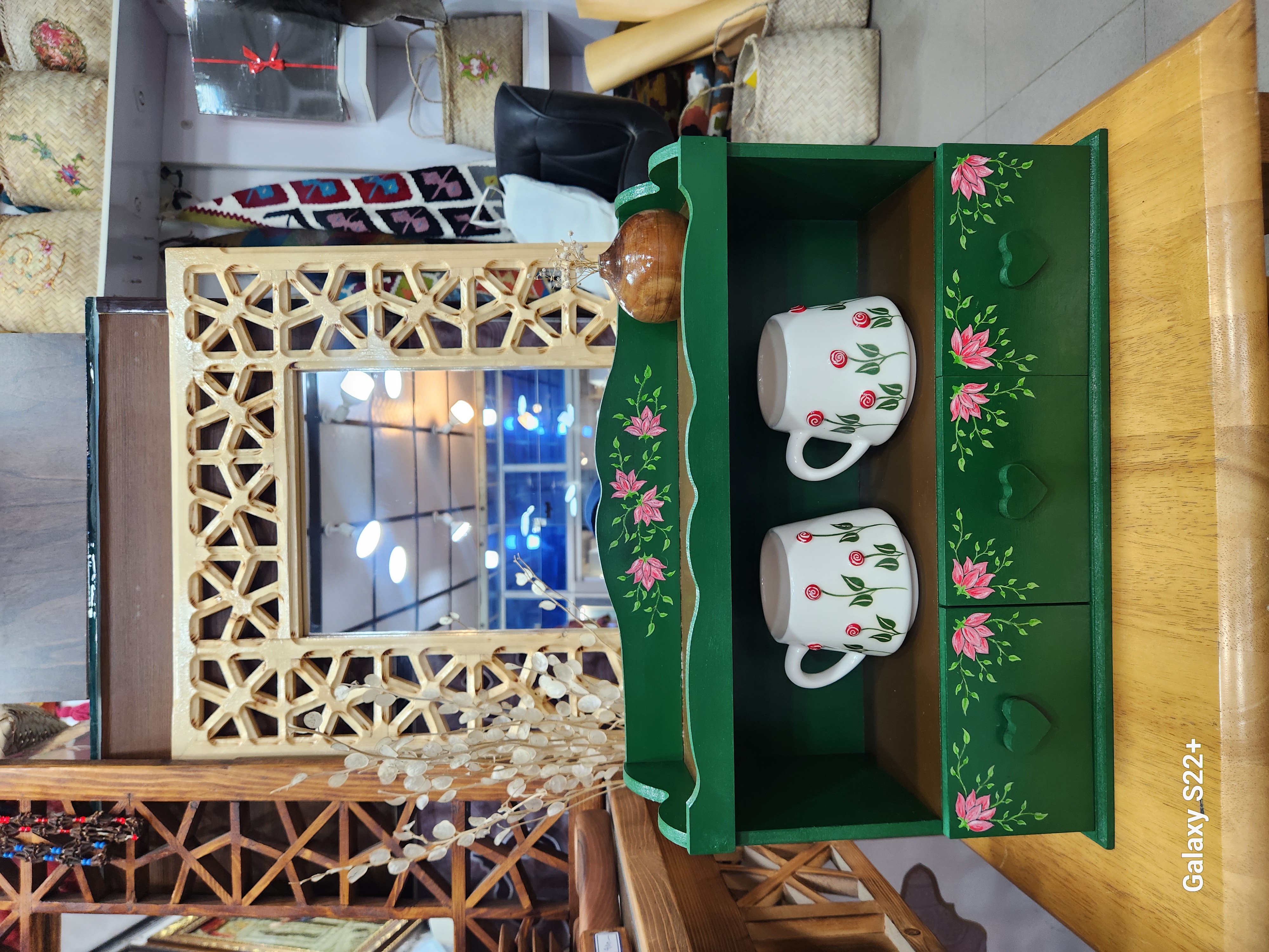 استند چوبی دو طبقه باکیفیت رنگ سبز طراحی گل و برگ دارای سه کشو مناسب آشپزخانه گالری صنایع دستی کرشمه
