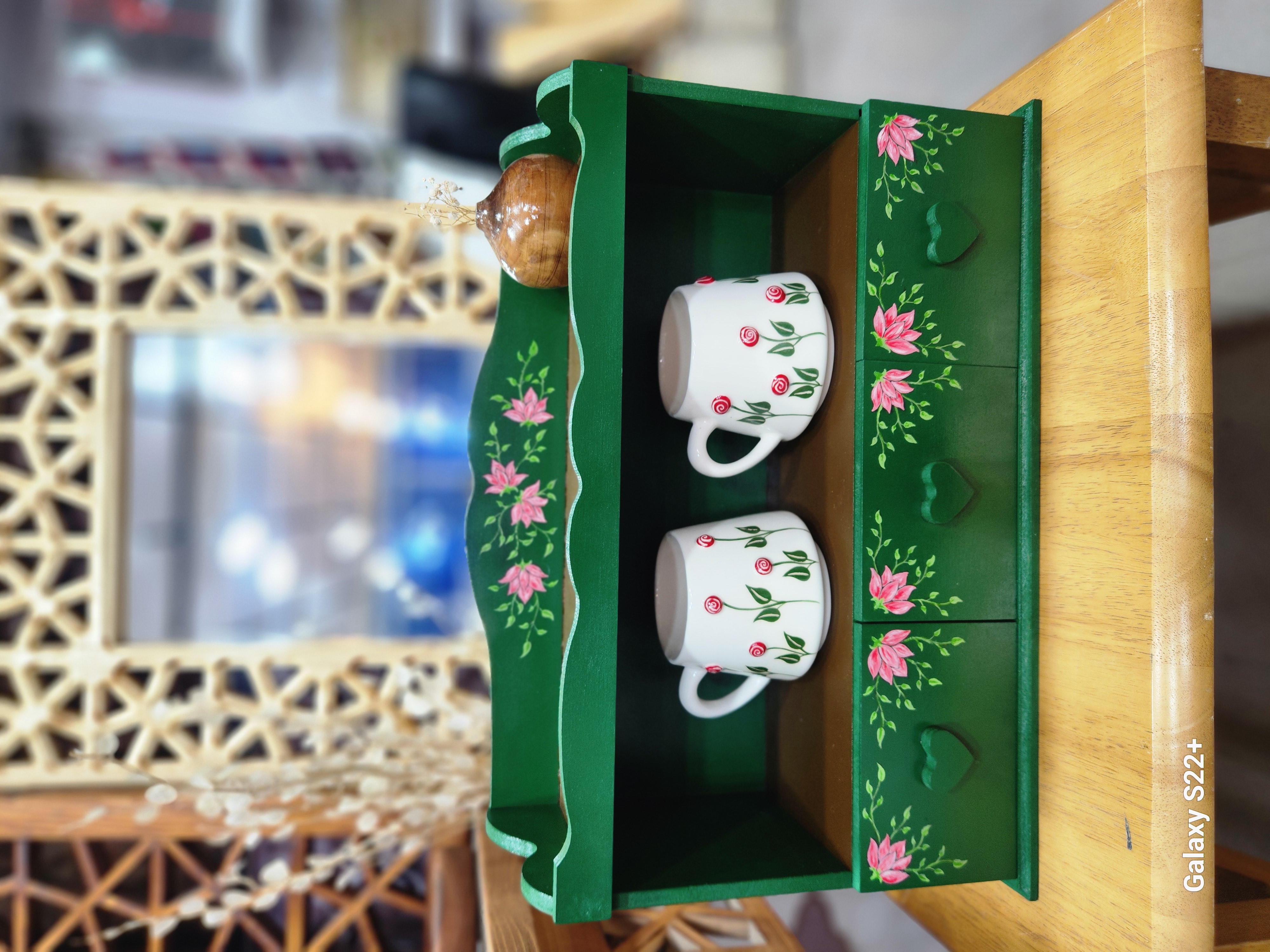 استند چوبی دو طبقه باکیفیت رنگ سبز طراحی گل و برگ دارای سه کشو مناسب آشپزخانه گالری صنایع دستی کرشمه