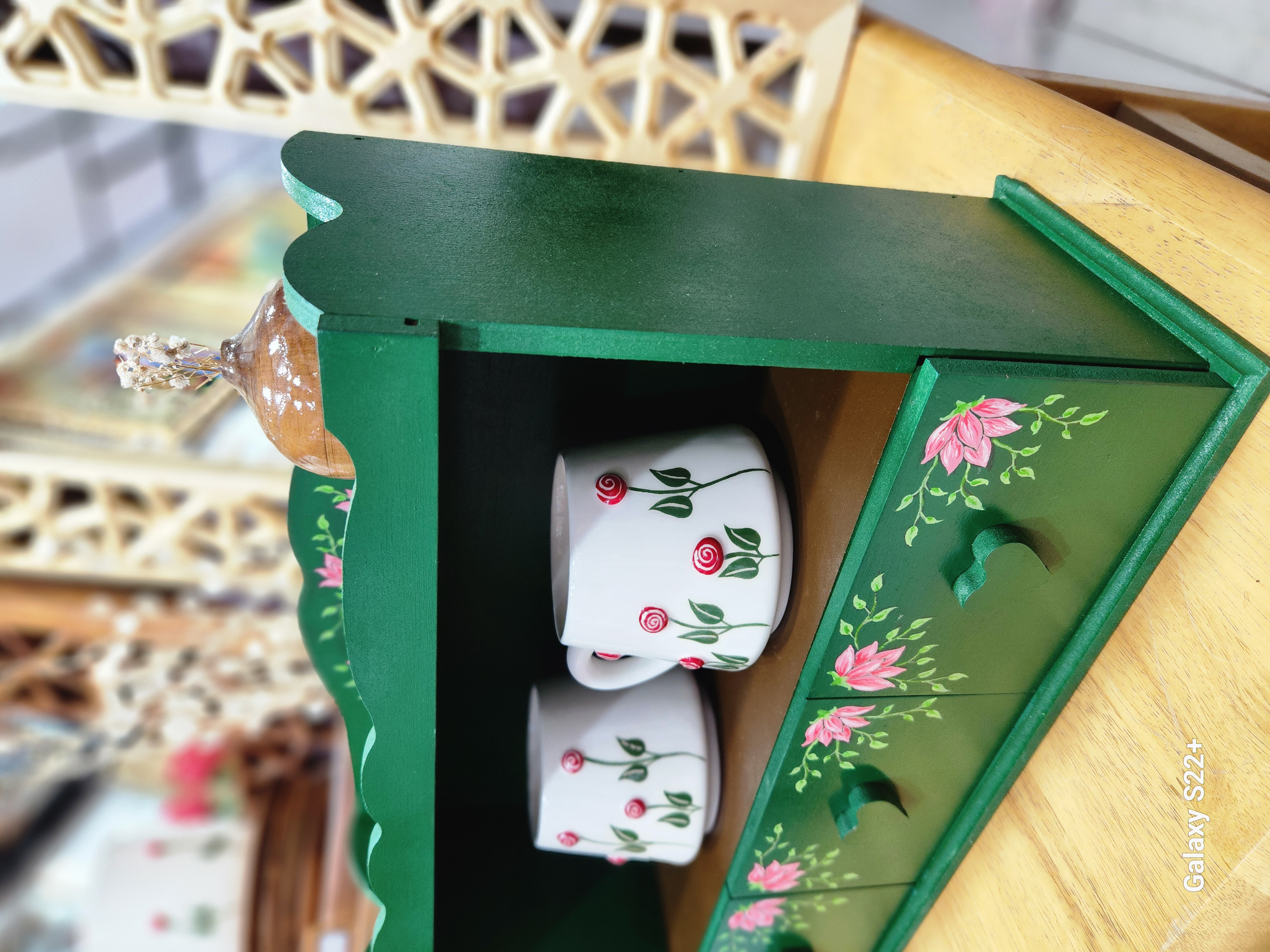 استند چوبی دو طبقه باکیفیت رنگ سبز طراحی گل و برگ دارای سه کشو مناسب آشپزخانه گالری صنایع دستی کرشمه