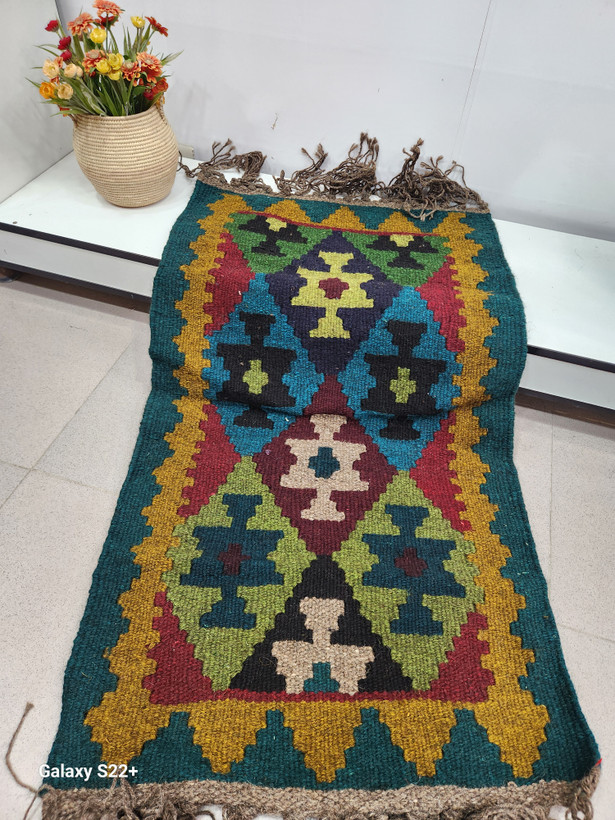 گلیم دستبافت پشمی اعلا حاشیه آبی فیروزه ای سایز ۱متر در ۶۰ سانتگالری کرشمه گالری صنایع دستی کرشمه