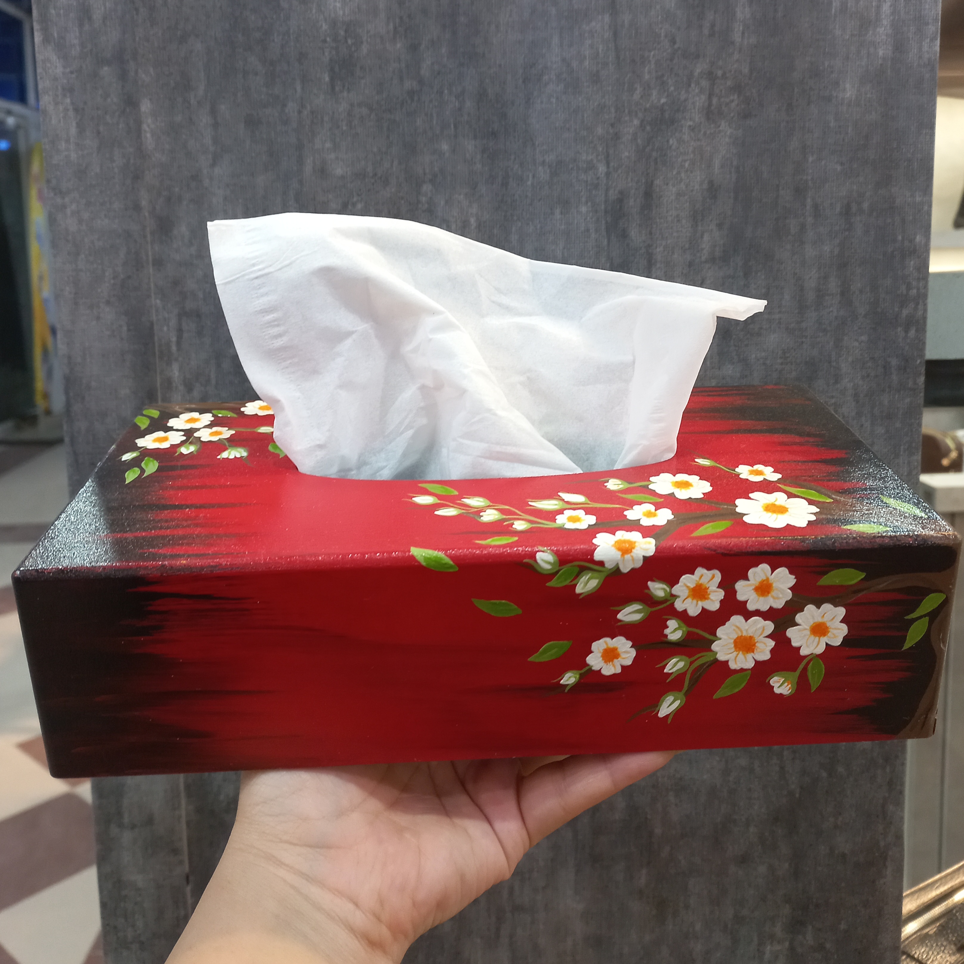 جعبه چوبی جا دستمال کاغذی فانتزی طرح گل بابونه مدل قفلدار گالری صنایع دستی کرشمه