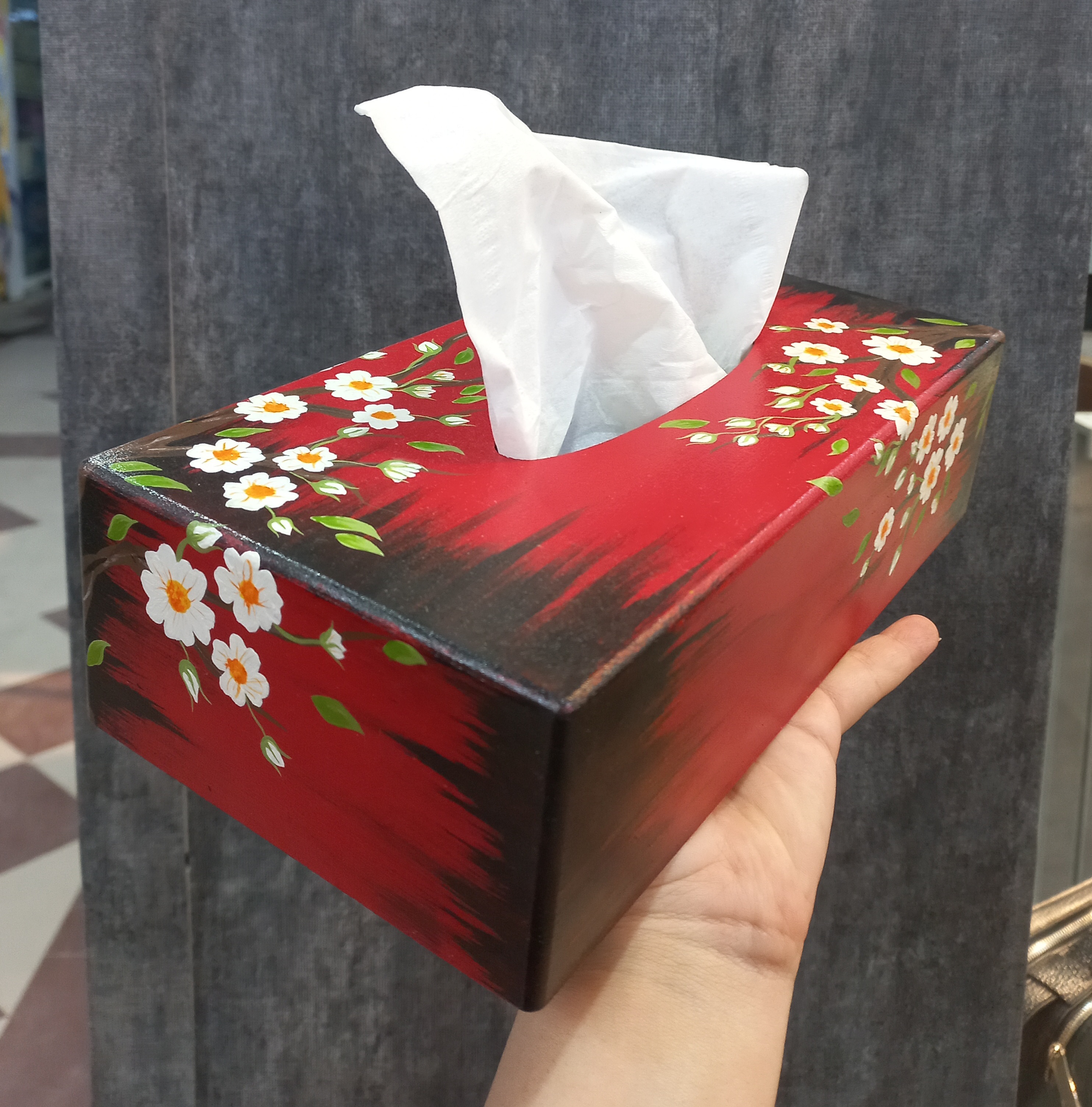 جعبه چوبی جا دستمال کاغذی فانتزی طرح گل بابونه مدل قفلدار گالری صنایع دستی کرشمه