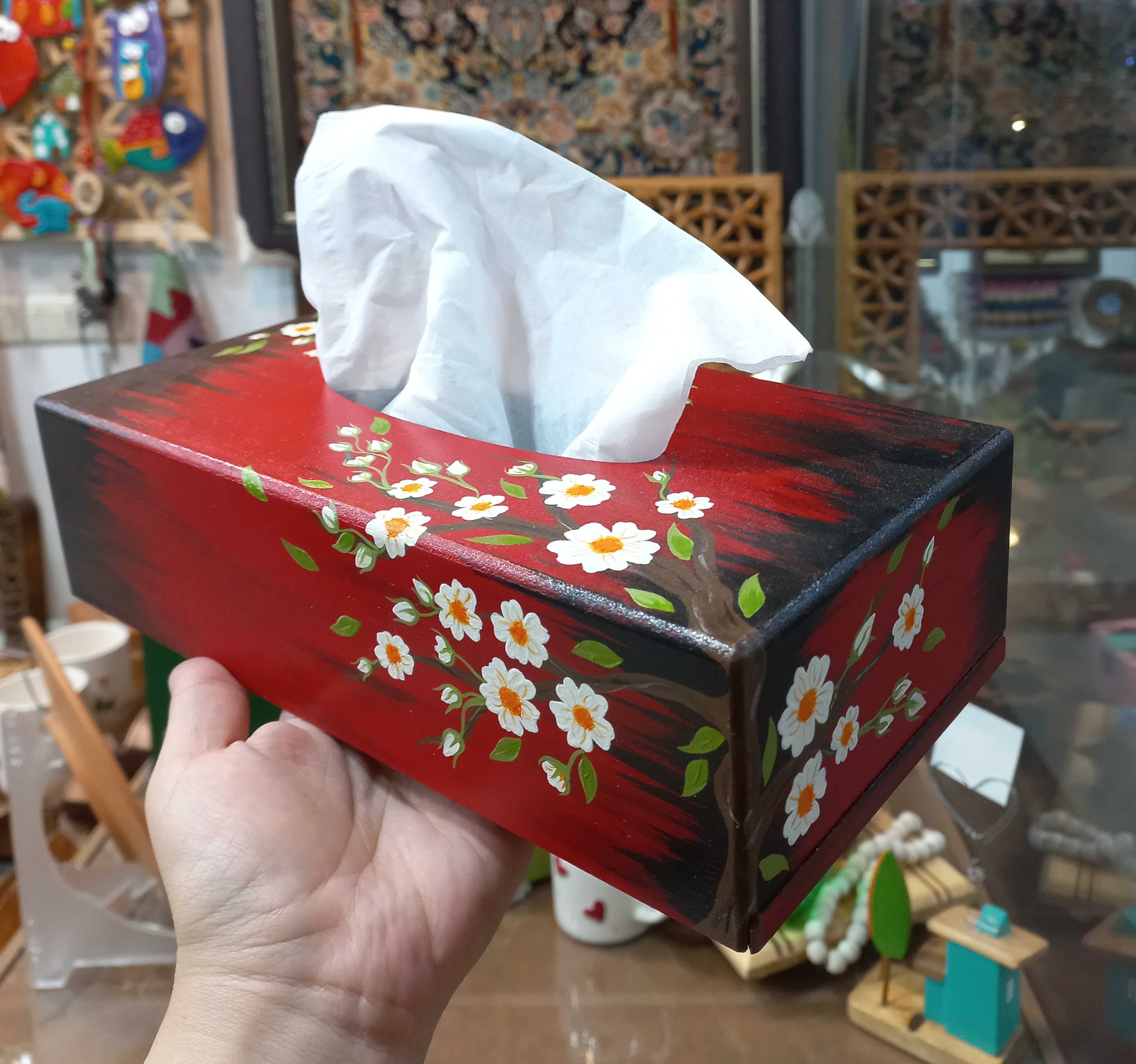 جعبه چوبی جا دستمال کاغذی فانتزی طرح گل بابونه مدل قفلدار گالری صنایع دستی کرشمه