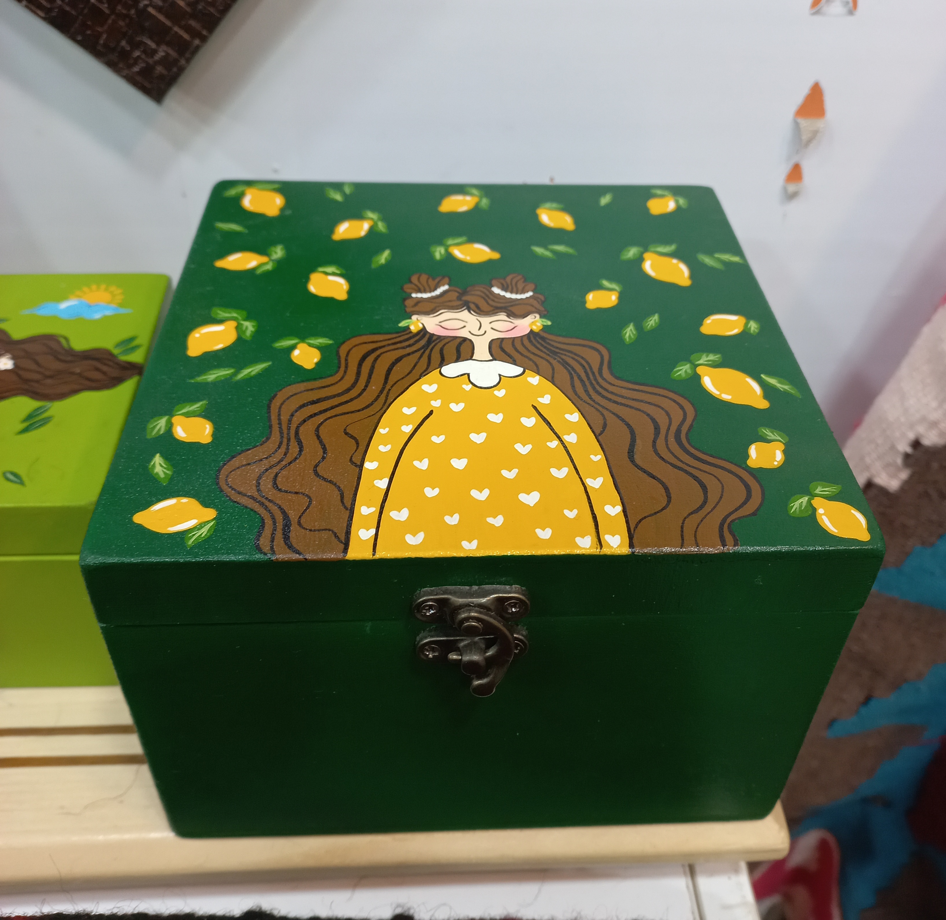 جعبه چوبی سبز طرح دختر لیمویی سایز ۲۰۲۰ سانت گالری صنایع دستی کرشمه