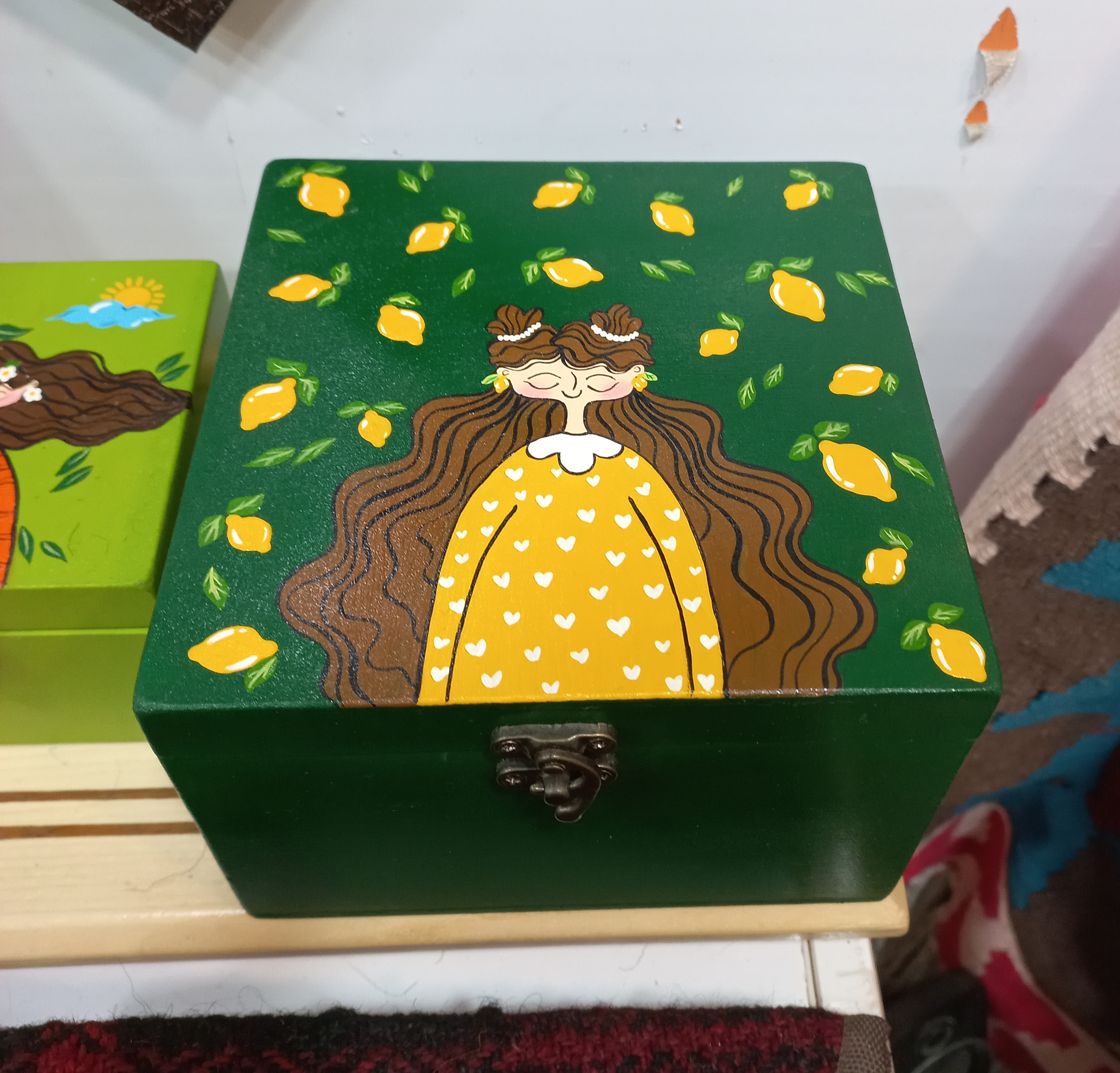 جعبه چوبی سبز طرح دختر لیمویی سایز ۲۰۲۰ سانت گالری صنایع دستی کرشمه