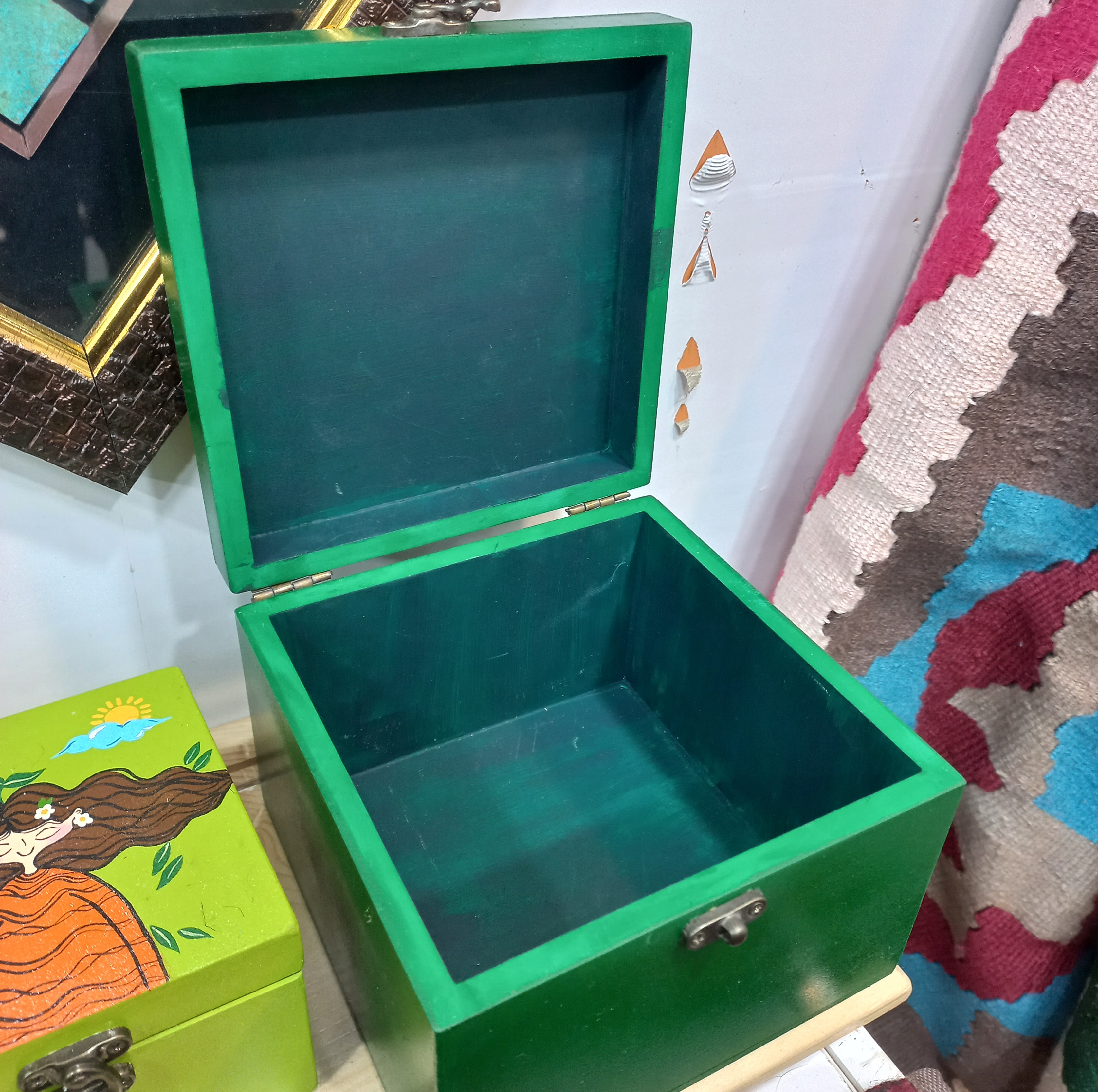 جعبه چوبی سبز طرح دختر لیمویی سایز ۲۰۲۰ سانت گالری صنایع دستی کرشمه