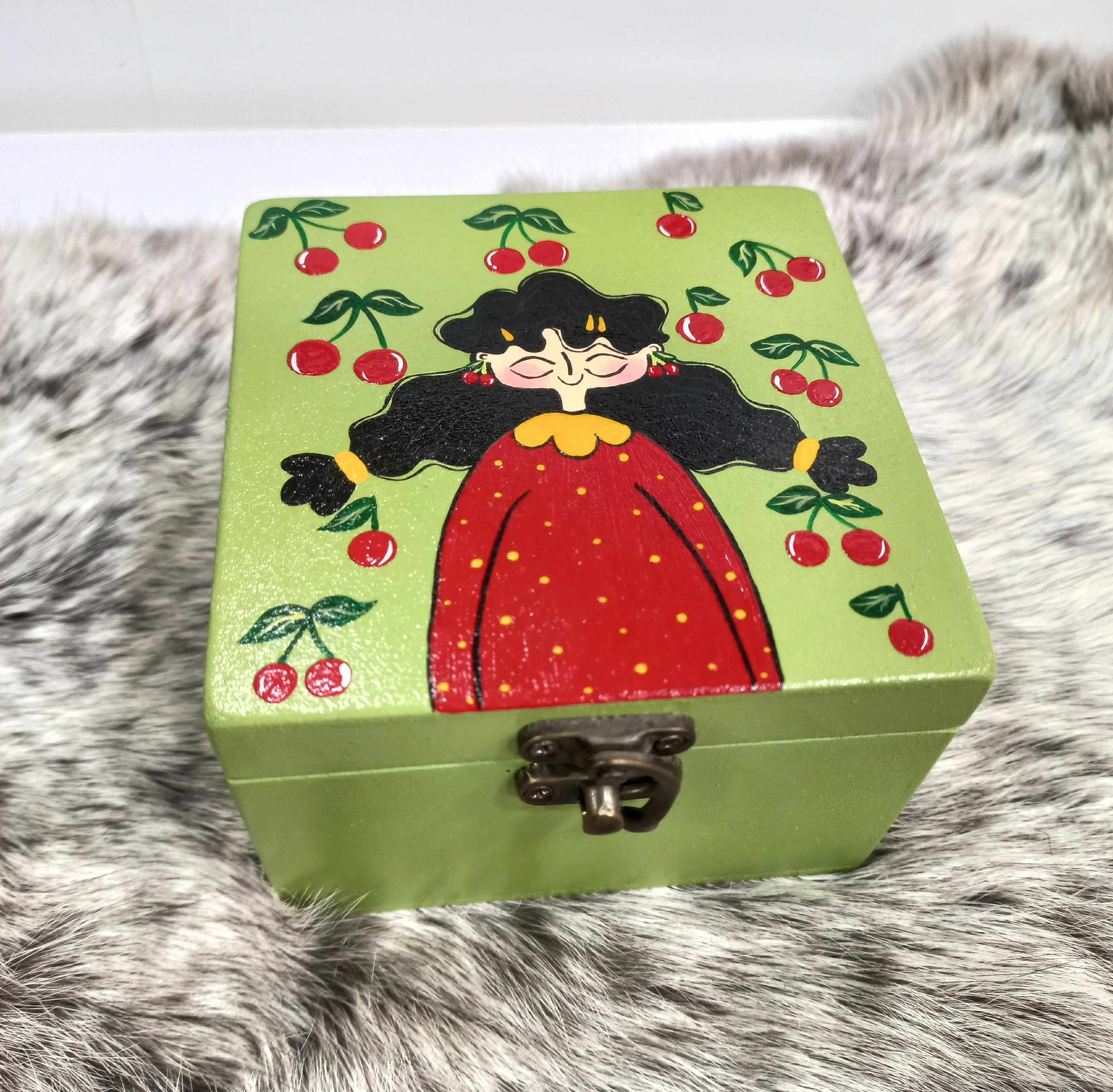 جعبه چوبی طرح دختر ابعاد ۱۰ در ۱۰ سانت ارتفاع ۷ سانت گالری صنایع دستی کرشمه