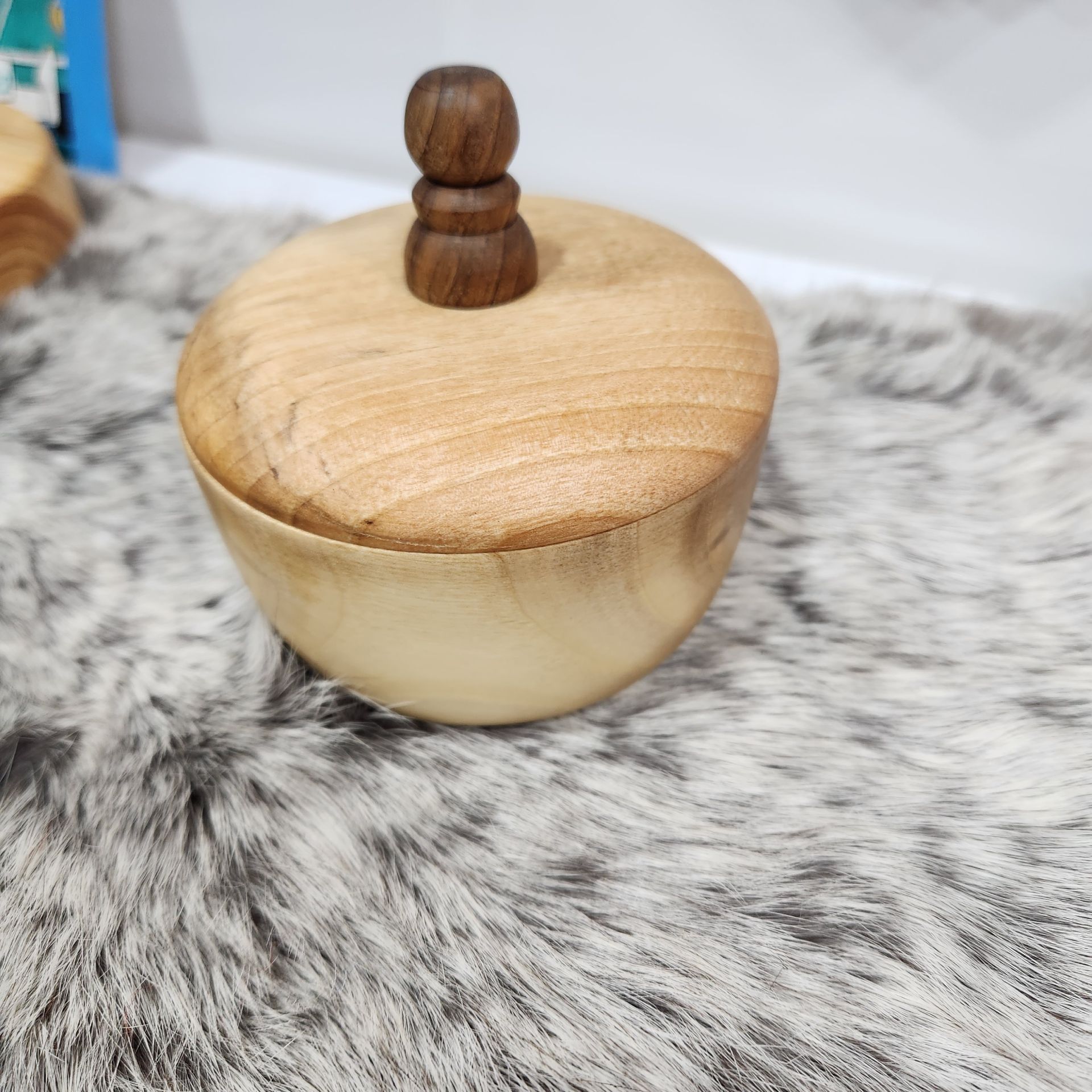 قندان چوبی گردو دربدار قطر ۱۰ ارتفاع ۱۲ گالری صنایع دستی کرشمه