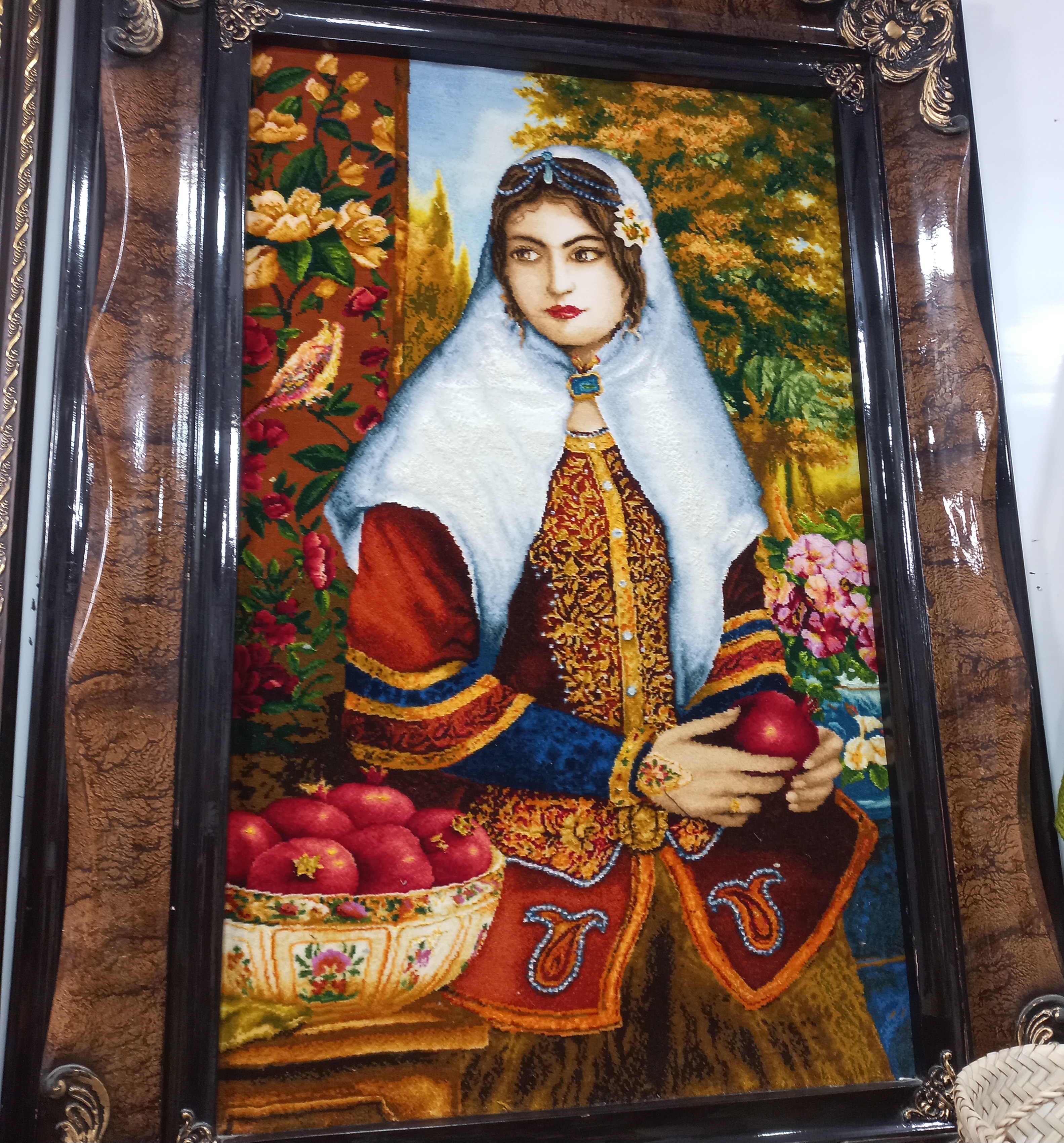 تابلو فرش دستبافت طرح دختر قاجار سایز ۶۰۹۰ سانت گالری صنایع دستی کرشمه