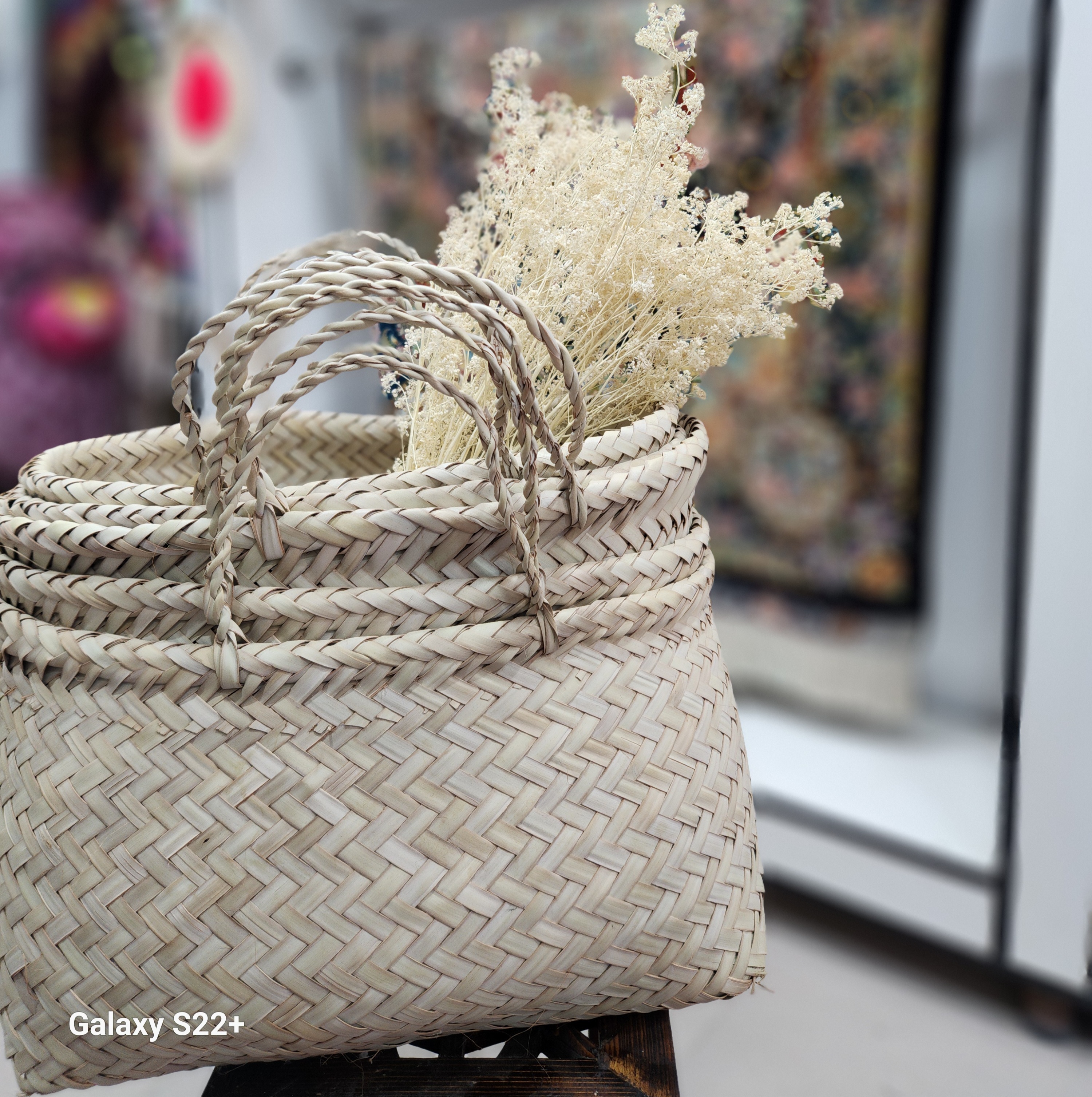 سبد زنبیل حصیری دستبافت ساده مناسب دکور و جای کوسن کرشمه گالری گالری صنایع دستی کرشمه