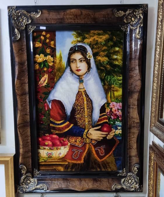 تابلو فرش دستبافت طرح دختر قاجار سایز ۶۰۹۰ سانت گالری صنایع دستی کرشمه