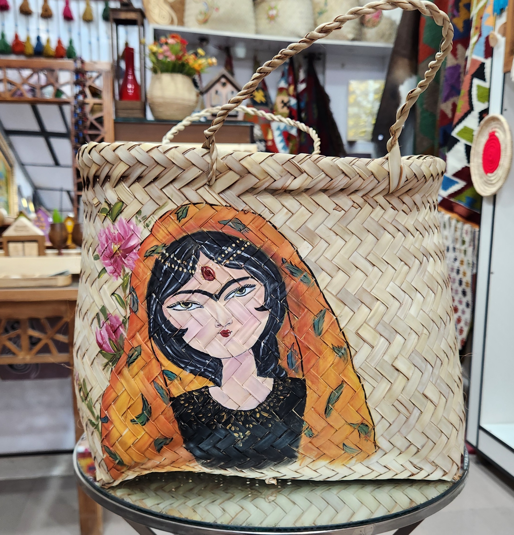 سبد حصیری طراحی شده دختر ایرانی مناسب کوسن و خرید گالری صنایع دستی کرشمه