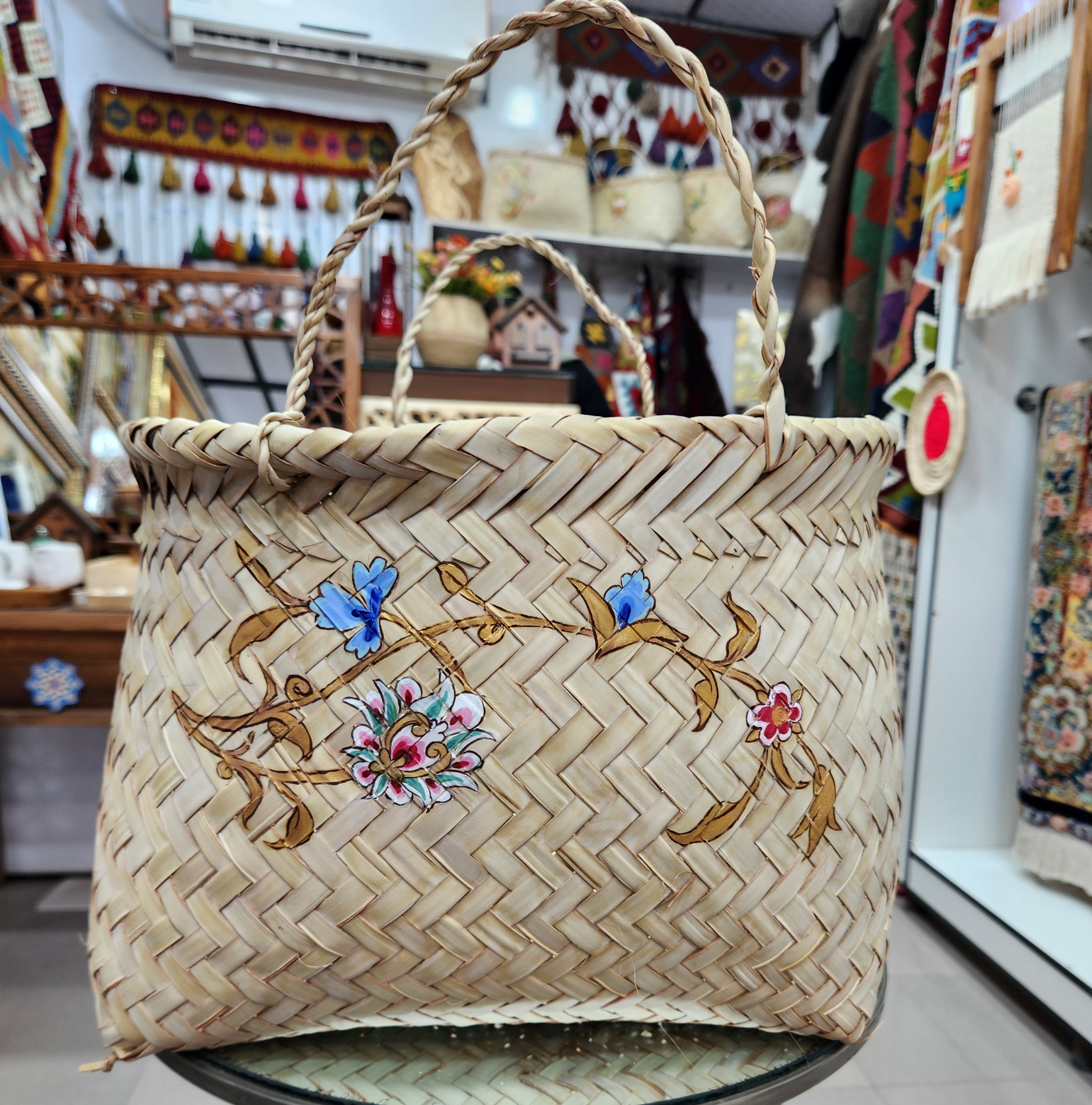 سبدهای حصیری طراحی شده طرح گل انحصاریچند طرح مختلف گالری صنایع دستی کرشمه