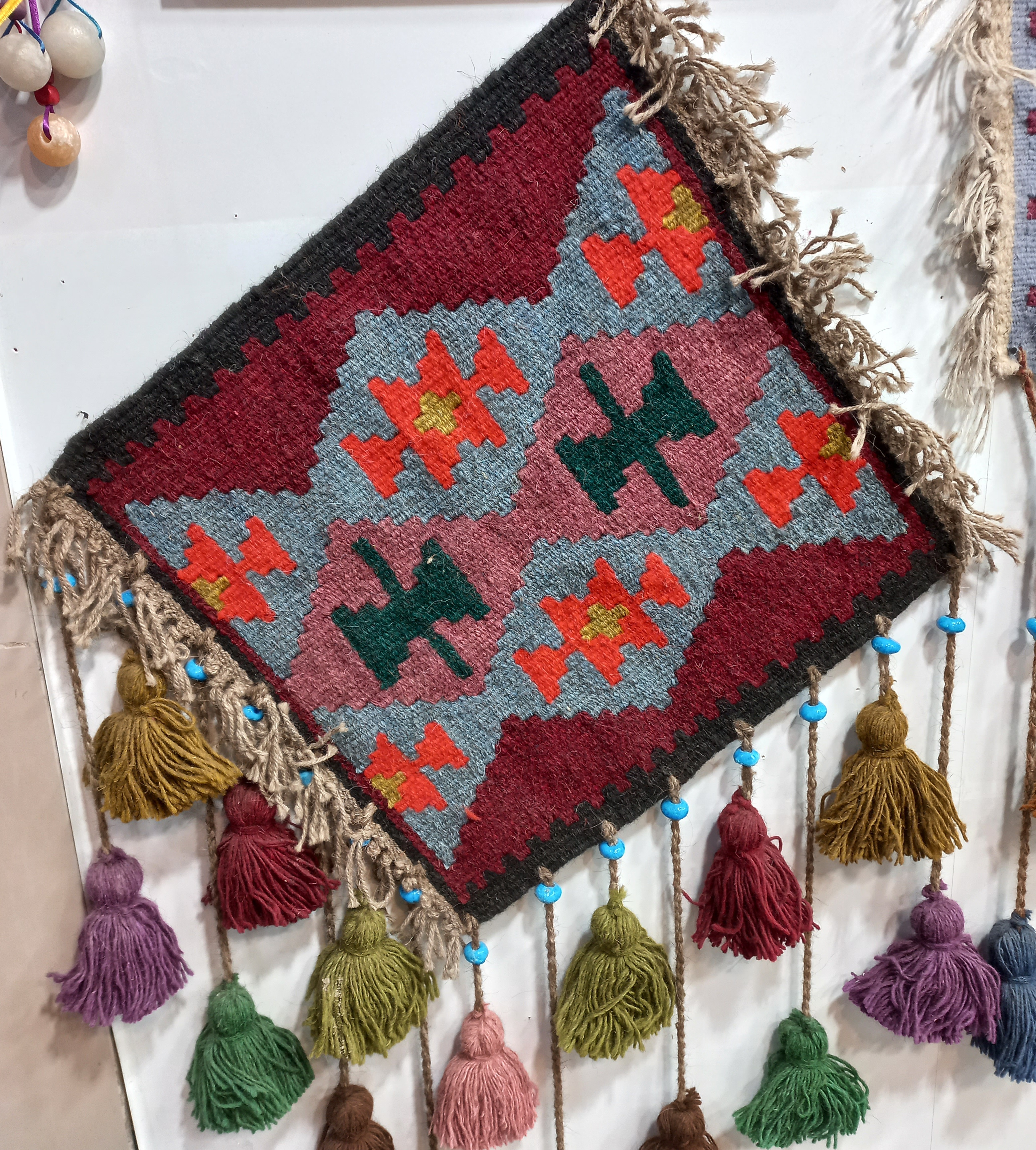 دیوارکوب دستبافت پشمی اعلا گلیمی لوزی منگوله دار سایز ۴۰ در ۴۰ گالری صنایع دستی کرشمه