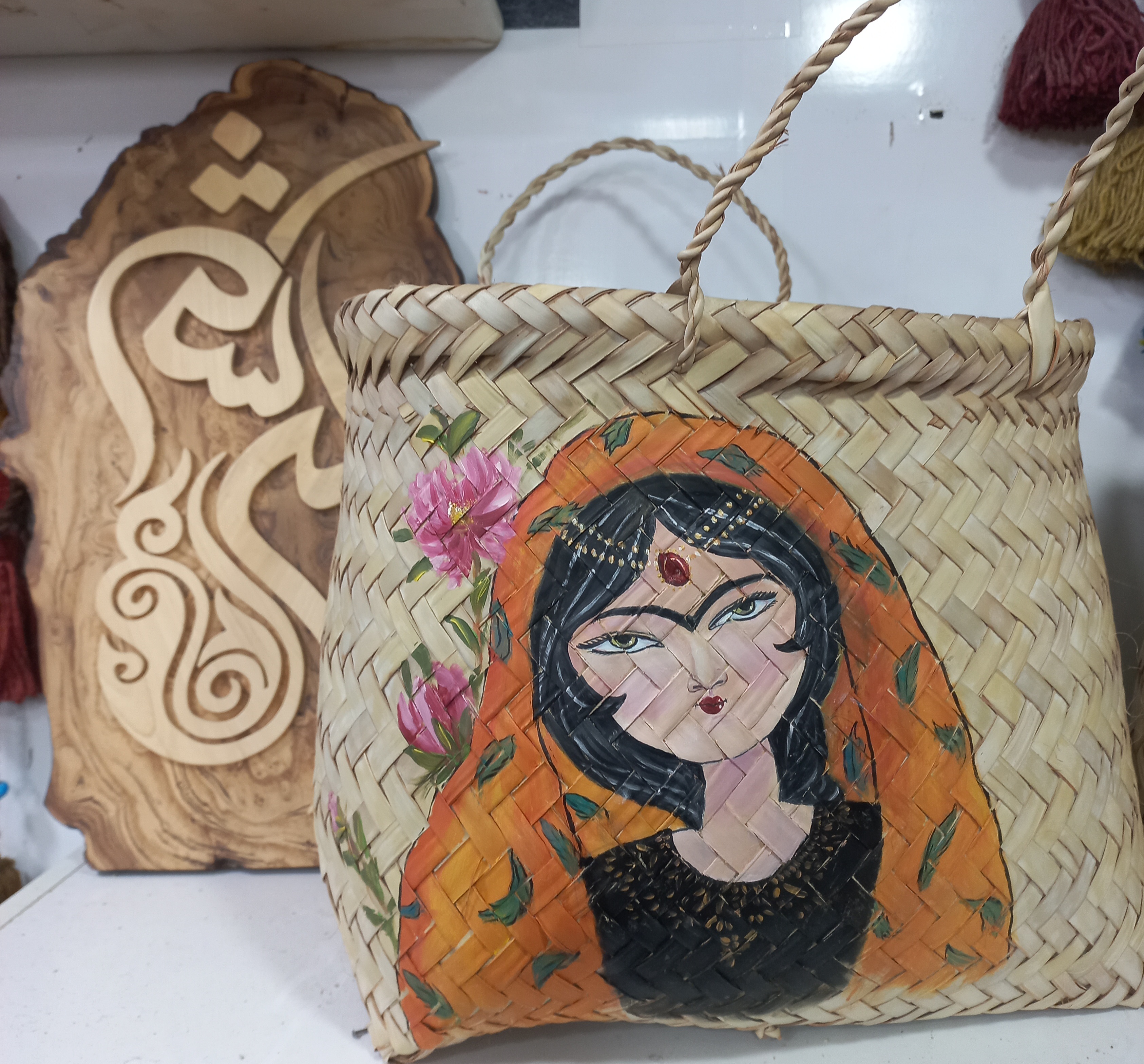 سبد حصیری طراحی شده دختر ایرانی مناسب کوسن و خرید گالری صنایع دستی کرشمه