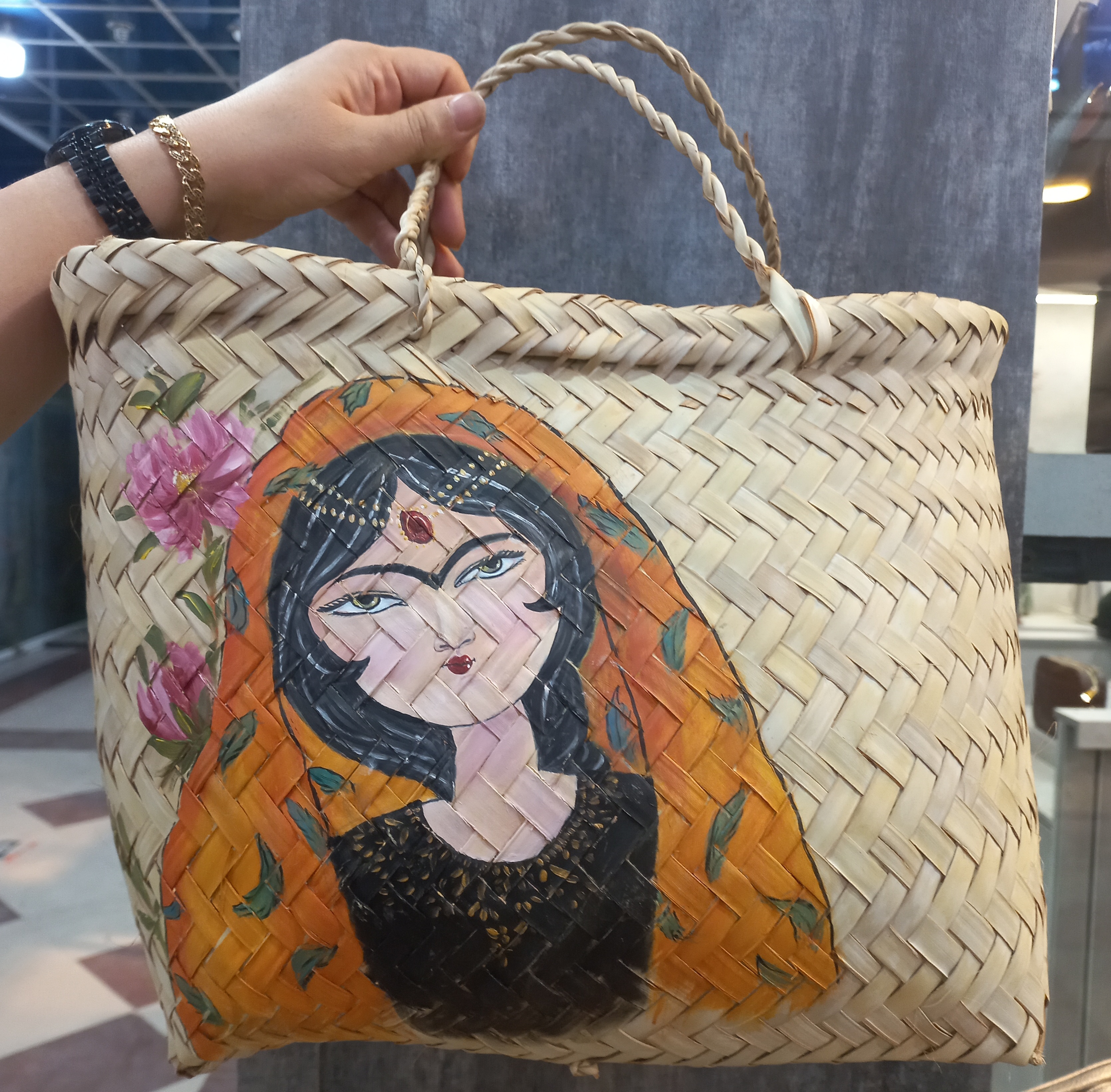 سبد حصیری طراحی شده دختر ایرانی مناسب کوسن و خرید گالری صنایع دستی کرشمه