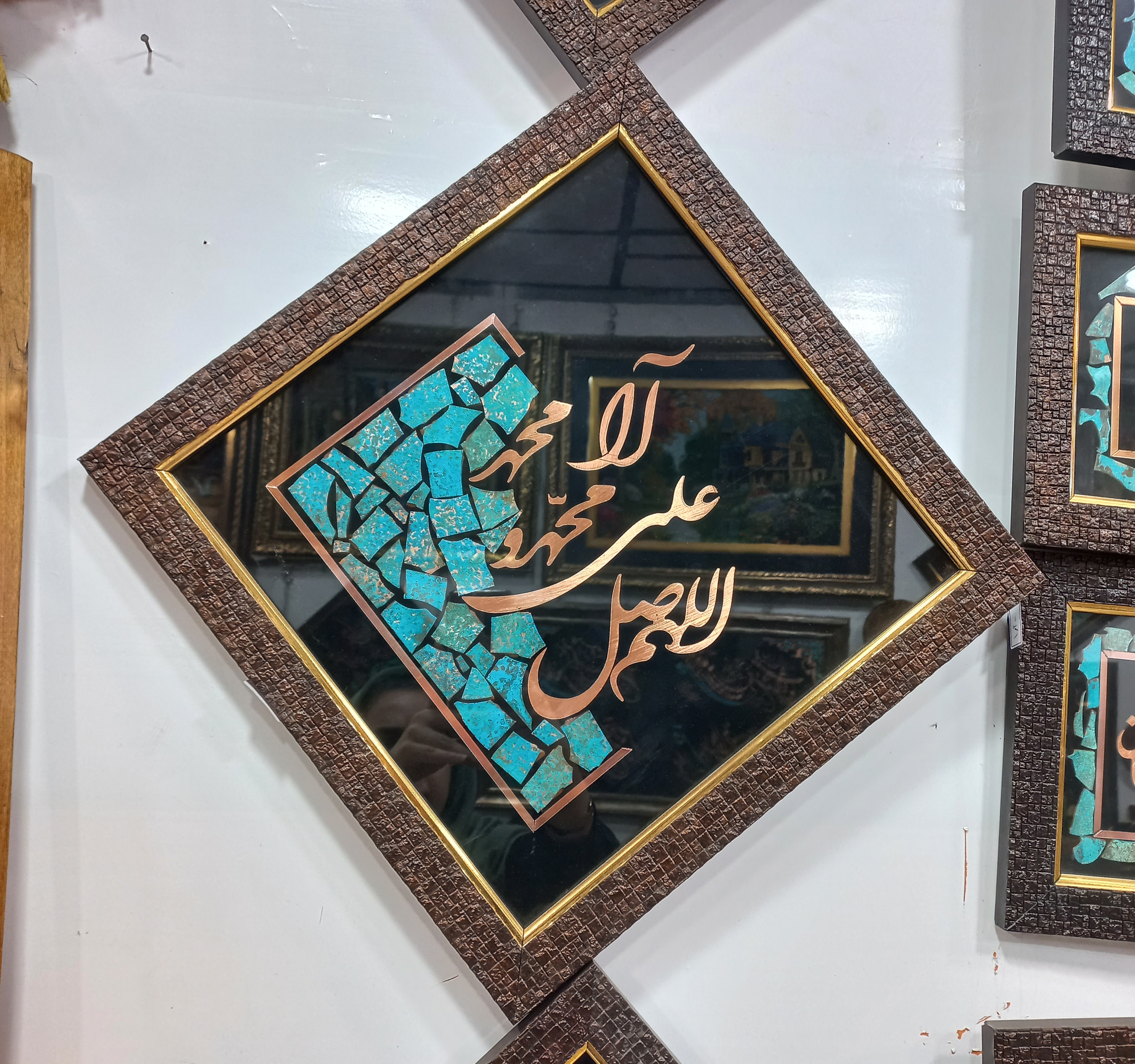 تابلو معرق مس نوشته صلوات زمینه مخمل مشکی سایز ۳۵×۳۵ سانت گالری صنایع دستی کرشمه
