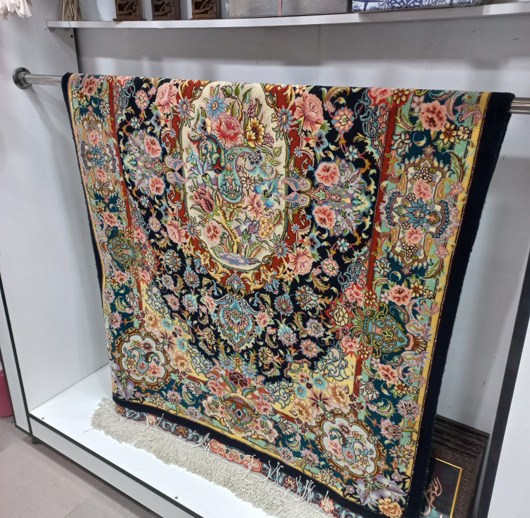 فرش دستبافت ذرع ونیم سالاری در ابعاد ( سایز ۱ در ۱ و نیم متر) کرشمه گالری