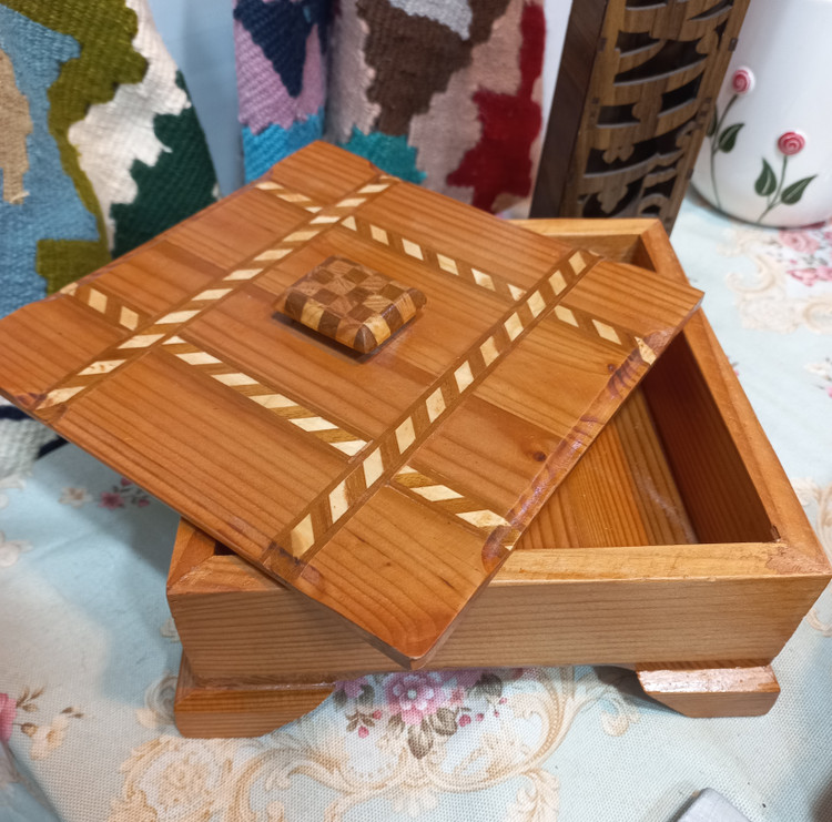 جا شکلاتی چوبی معرق کاری شده در دار