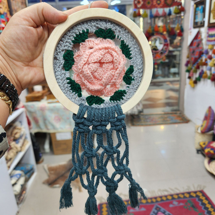 آویز دیواری مکرومه طرح وسط بافت گل رز 🌹 ارتفاع ۲۰ سانت