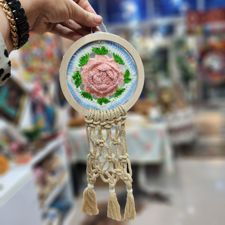 آویز دیواری گرد چوبی مکرومه بافی| طرح (گل رز )🌹ارتفاع ۲۰ سانت