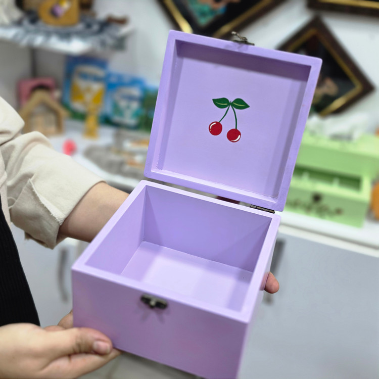 جعبه چوبی قفلدار دختر آلبالویی🍒 بنفش ۱۵×۱۵ سانت ارتفاع ۱۰ cm