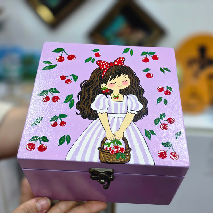 جعبه چوبی قفلدار دختر آلبالویی🍒 بنفش ۱۵×۱۵ سانت ارتفاع ۱۰ cm