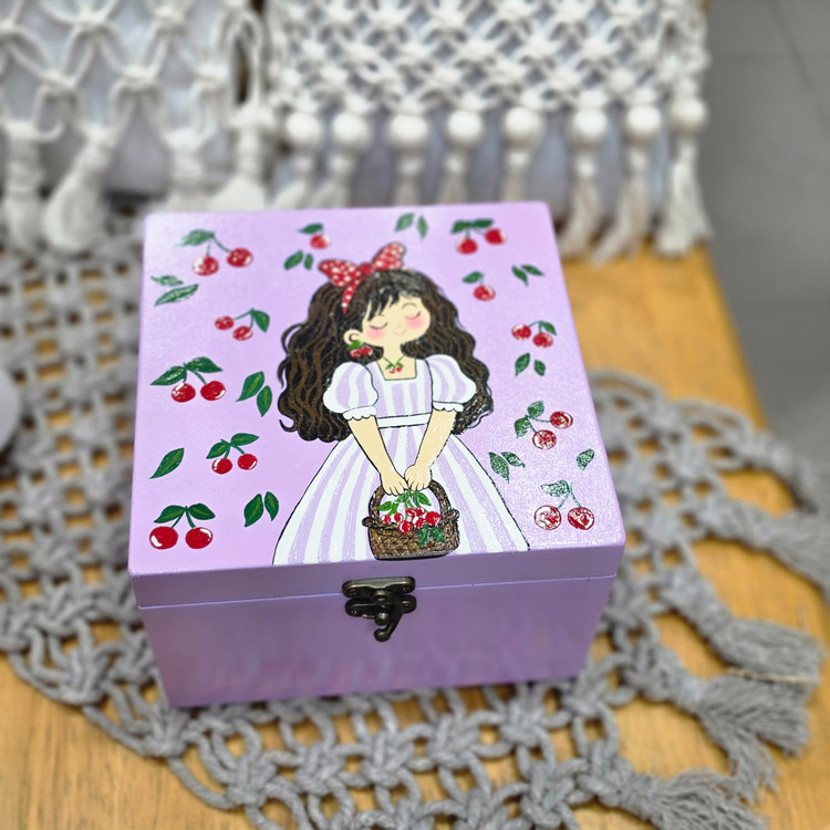 جعبه چوبی قفلدار دختر آلبالویی🍒 بنفش ۱۵×۱۵ سانت ارتفاع ۱۰ cm