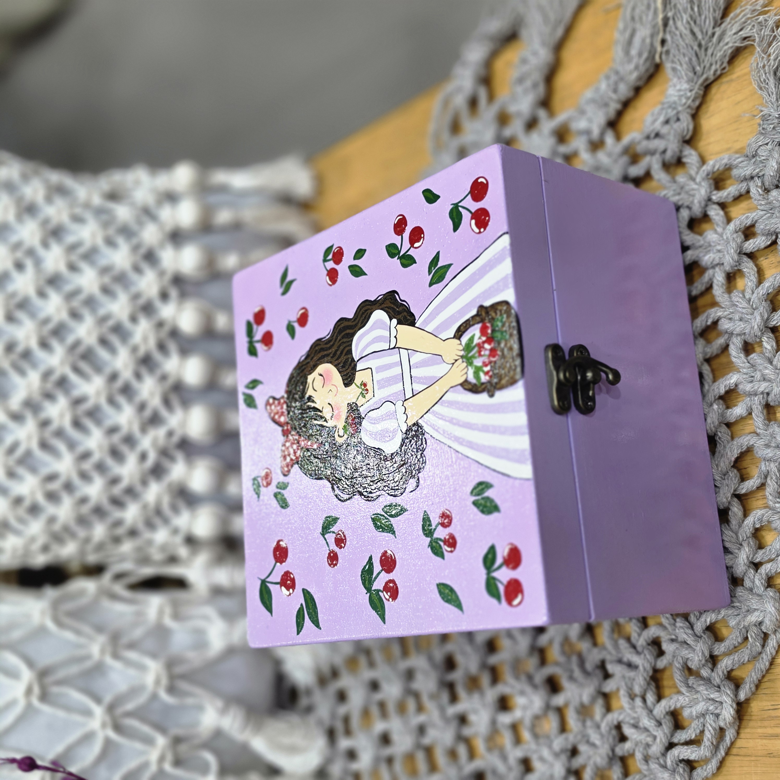 جعبه چوبی قفلدار دختر آلبالویی🍒 بنفش ۱۵×۱۵ سانت ارتفاع ۱۰ cm