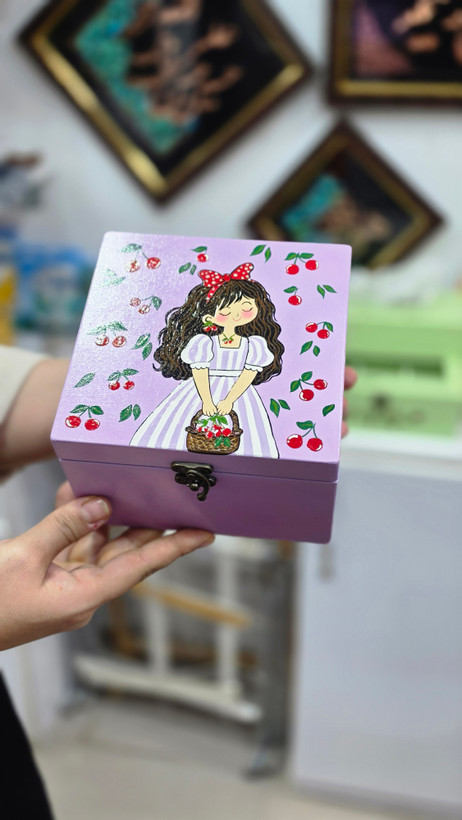 جعبه چوبی قفلدار دختر آلبالویی🍒 بنفش ۱۵×۱۵ سانت ارتفاع ۱۰ cm