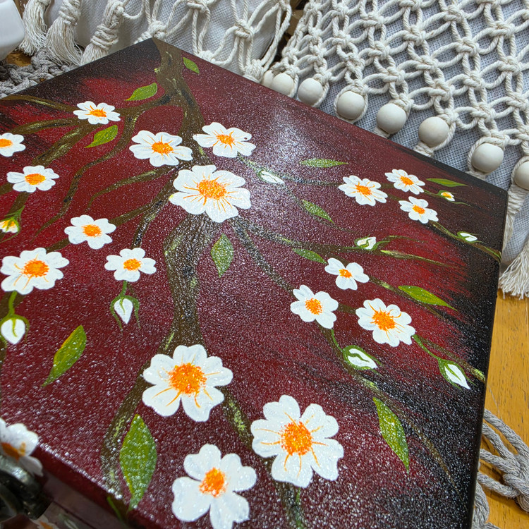 جعبه چوبی قفلدار طراحی شده شکوفه گیلاس 💮زرشکی ۲۰ ×۲۰ ارتفاع ۷ cm