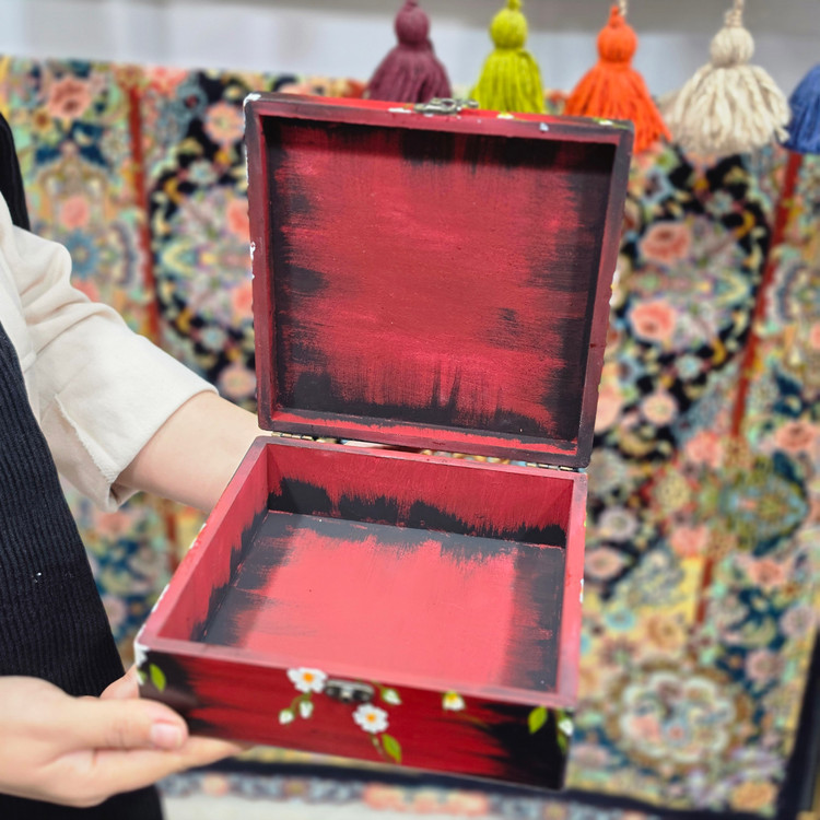 جعبه چوبی قفلدار طراحی شده شکوفه گیلاس 💮زرشکی ۲۰ ×۲۰ ارتفاع ۷ cm