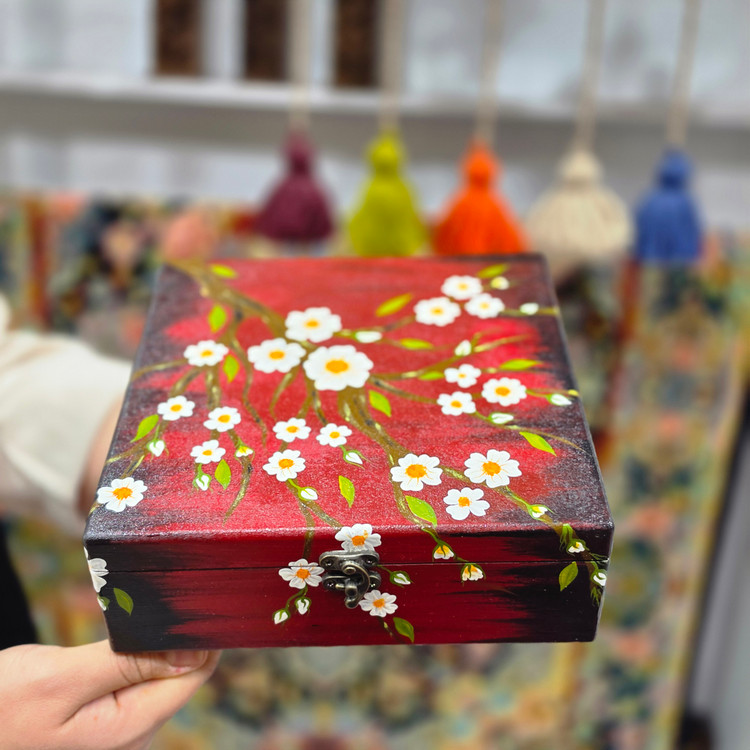 جعبه چوبی قفلدار طراحی شده شکوفه گیلاس 💮زرشکی ۲۰ ×۲۰ ارتفاع ۷ cm