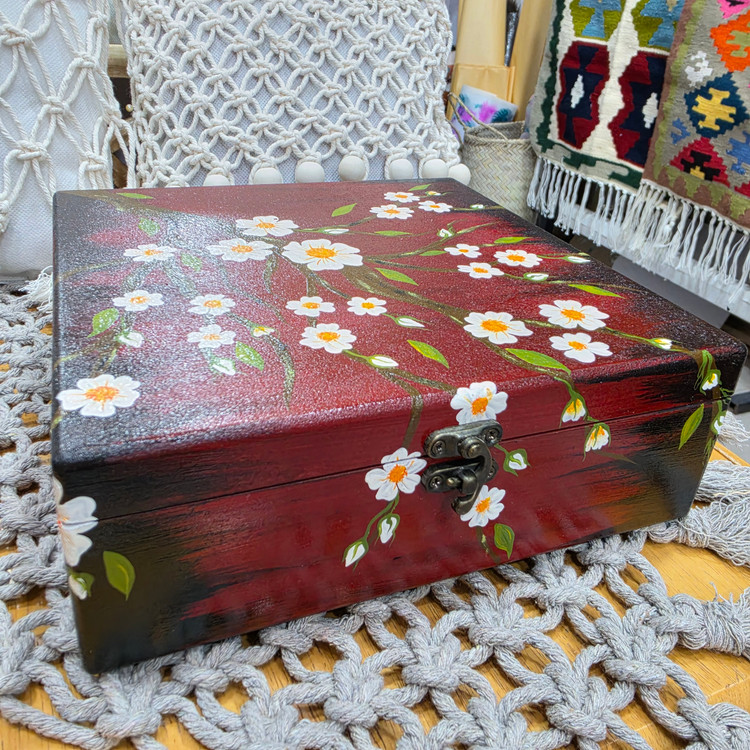 جعبه چوبی قفلدار طراحی شده شکوفه گیلاس 💮زرشکی ۲۰ ×۲۰ ارتفاع ۷ cm
