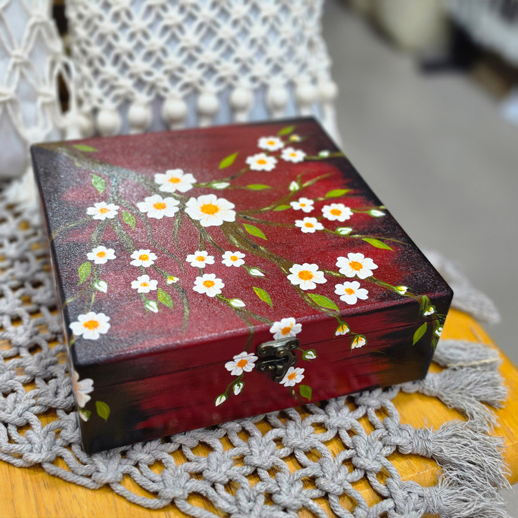 جعبه چوبی قفلدار طراحی شده شکوفه گیلاس 💮زرشکی ۲۰ ×۲۰ ارتفاع ۷ cm
